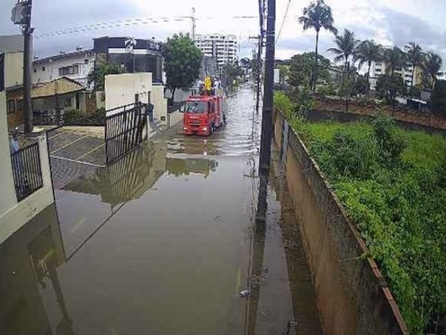 Chuva intensa deixa ruas alagadas em Lauro de Freitas, na regio metropolitana de Salvador.