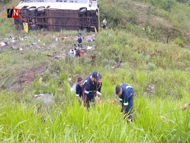 Acidente com nibus deixa feridos e morto na BR-101, no sul da Bahia