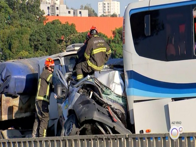 SP. ENGAVETAMENTO DEIXA VAN PRENSADA E CAUSA 4 MORTES NA RAPOSO TAVARES