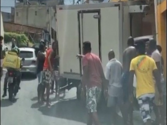 Salvador: Caminho invade creche no bairro de Tancredo Neves e deixa vtimas