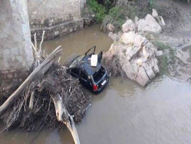 Carro com moradores de Santaluz cai em rio na cidade de Queimadas