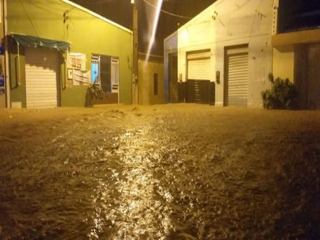 Forte chuva alaga ruas e invade residncias em Ourolndia-BA, veja vdeos