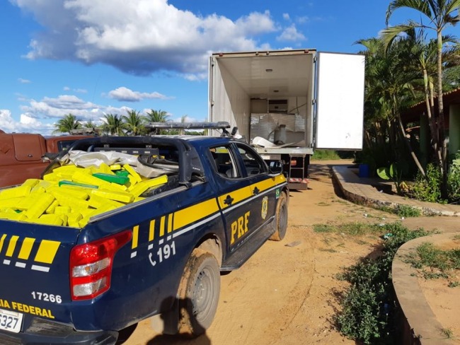 VDEO: EM PAREDE FALSA DE CAMINHO, PRF ENCONTRA QUASE 1,5 TONELADAS DE MACONHA