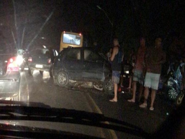 Acidente entre dois veculos deixa pelo menos trs feridos na Estrada do Derba