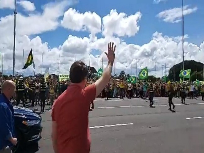 Bolsonaro discursa em Braslia para manifestantes que pediam interveno militar