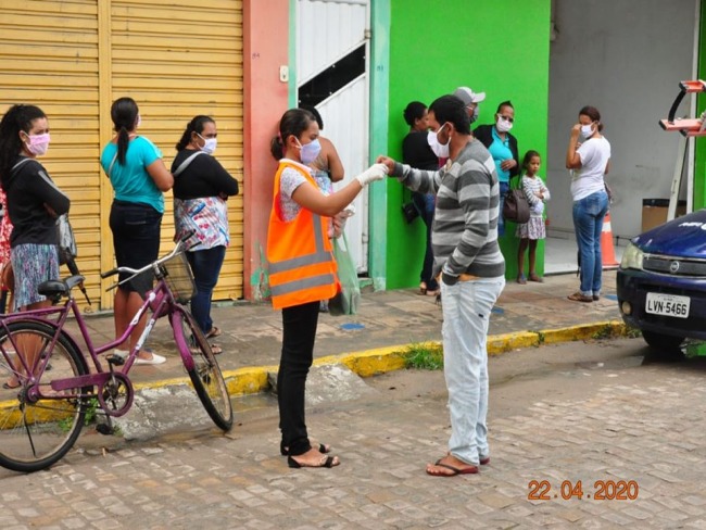 Prefeitura est distribuindo mscaras protetoras  populao em Capim Grosso