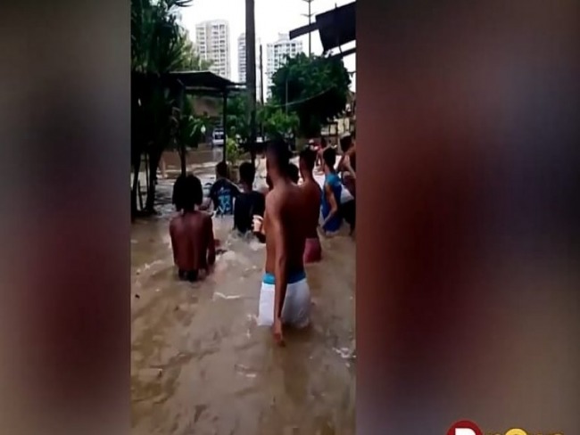 Salvador: Moradores danam e nadam no meio de rua alagada na Boca do Rio, veja vdeo