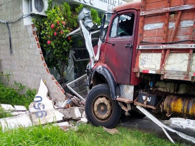 Caminho boiadeiro desgovernado percorre cerca de 300 metros sozinho e atinge central de velrio em Riacho do Jacupe