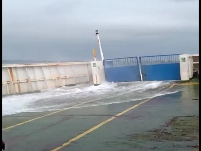 Vdeo: Internautas registram passageiros sem mscaras e gua do mar invadindo ferry boat na travessia Salvador x Mar Grande