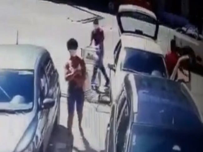 Salvador: Homem armado espera vtimas colocarem compras no carro para levar o veculo, assista vdeo
