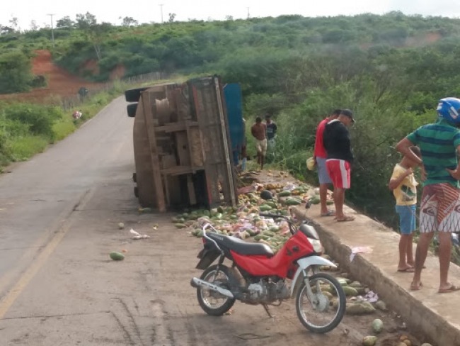 Caminho carregado de frutas tomba na BA-130, entre Macajuba e Ruy Barbosa
