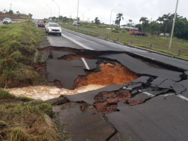 Parte de asfalto cede aps chuvas e trecho da BR-324  interditado em Candeias