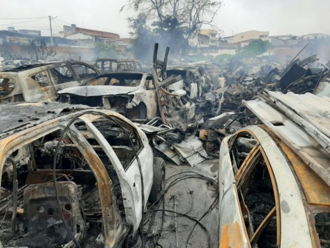 Incndio destri loja de veculos usados em Feira de Santana