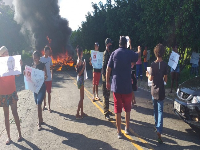 Barra do Rocha: Familiares de mulher desaparecida fazem protesto fechando a BR 330