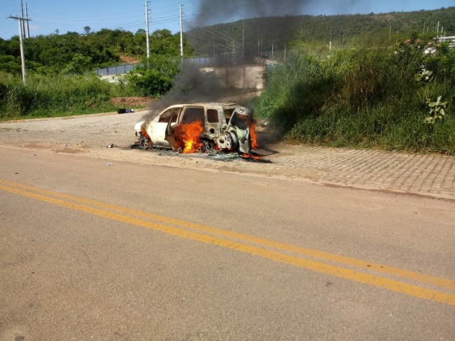 Sade: Carro pega fogo ao bater pneu em buraco na BA 131