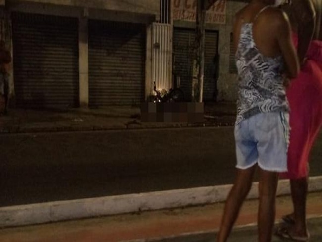 Casal morre aps motocicleta bater contra poste em Salvador