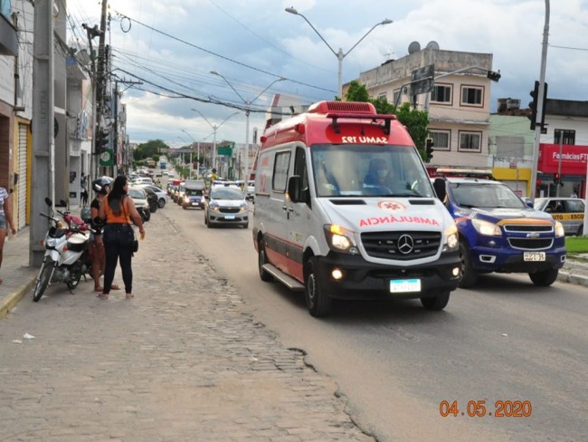 Capim Grosso: Com sirenes,carro de som  e viaturas a prefeitura realiza carreata para conscientizar a populao dos perigos da COVID-19