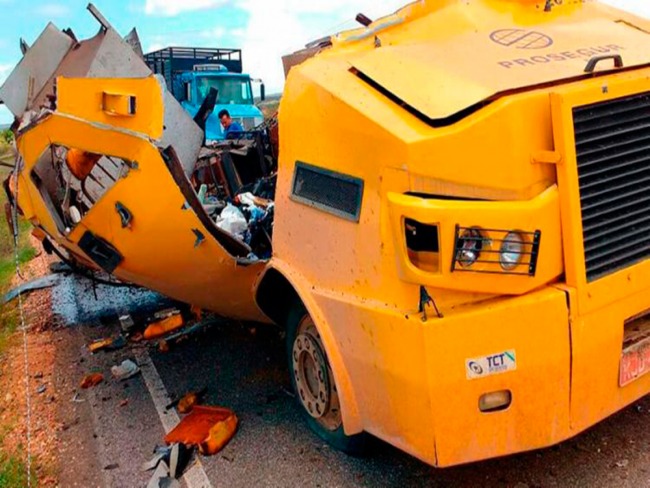 Criminosos explodem carro-forte em rodovia no norte da Bahia