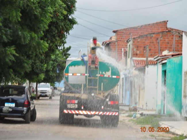 Prefeitura continua processo de desinfeco de ruas em Capim Grosso