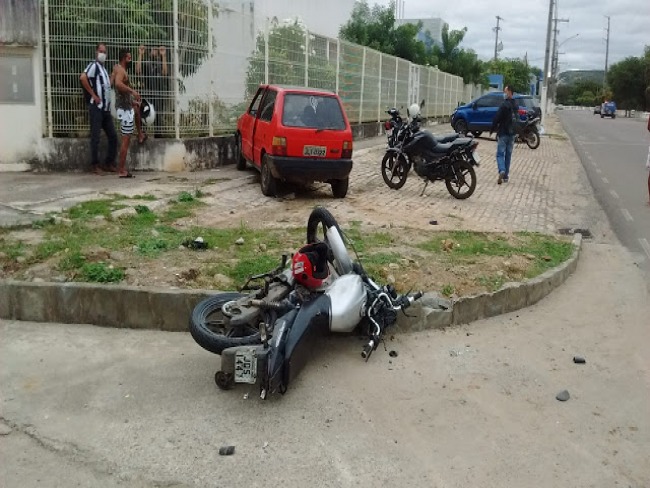 Jacobina: Coliso entre moto e carro deixa dois feridos na Av. Joo Fraga Brando