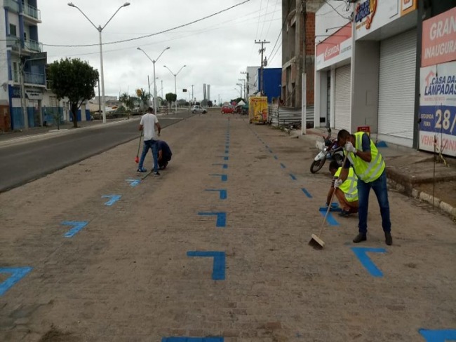 Capim Grosso: Prefeitura marca no cho posies de distanciamento em filas de bancos e correspondentes