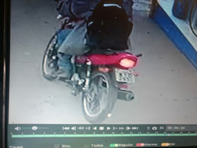 Cmera de segurana flagra homem suspeito de furtar moto na cidade de Sade
