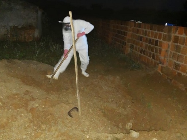 Por medo de Covid-19, coveiro e moradores se negam a enterrar idosa em Canudos, agentes funerrios fazem o sepultamento