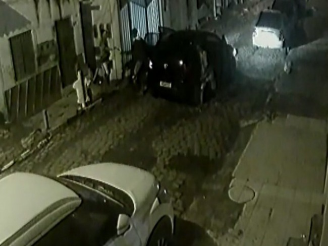 Grupo  roubado na porta de casa por homens armados em Feira de Santana, veja vdeo