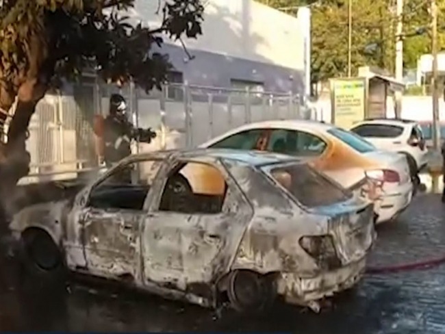 Salvador: Carro fica destrudo aps pegar fogo na Cidade Baixa