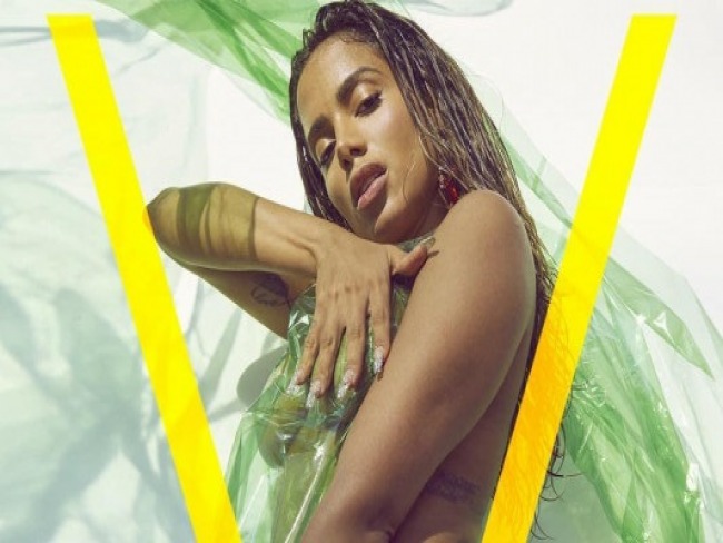 Sem roupa, Anitta posta foto e vdeo de ensaio feito para revista americana, assista