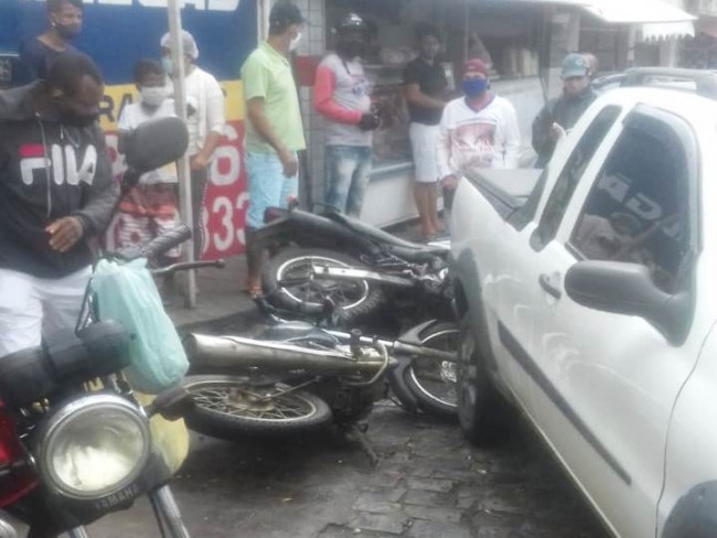 Carro desce desgovernado por cerca de 40 metros e atinge trs motos em estacionamento