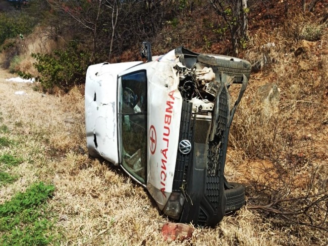 Pai e filho morrem em acidente com ambulncia na BA-148