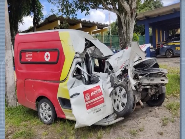 Ambulncia bate em caminho e deixa feridos na BR-116, na Bahia