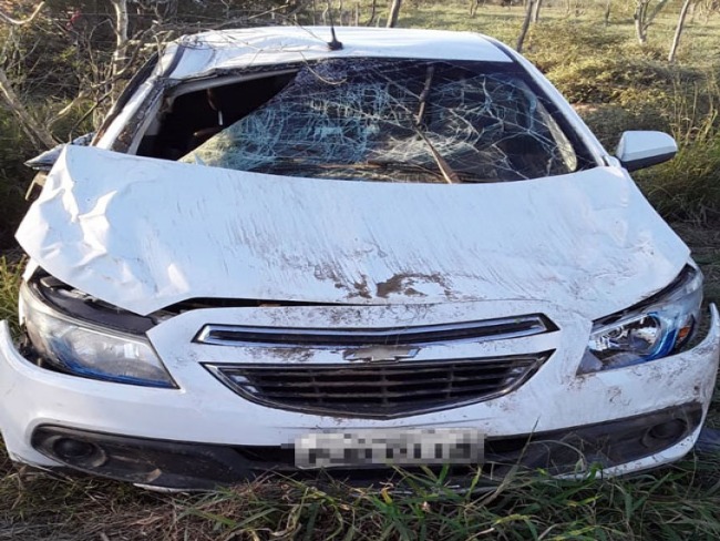 Motorista perde controle da direo em curva e capota carro na estrada que liga Santaluz ao Pereira