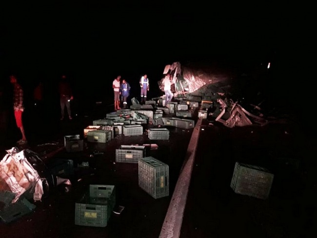 Batida entre veculos de carga deixa dois mortos e trs feridos em rodovia do sudoeste da Bahia