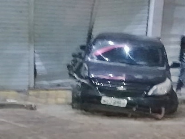 Capim Grosso: Carro colide contra porta de loja na Av. ACM