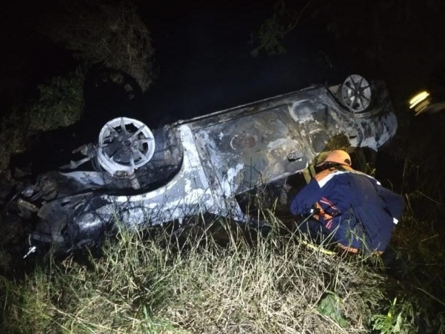 Motorista morre carbonizado aps carro capotar e pegar fogo na estrada de P de Serra