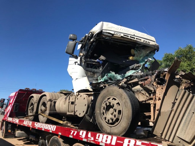 Ibotirama-BA: Motorista sofre grave acidente com caminho por causa de ar condicionado na BR-242, vdeo