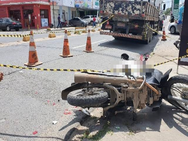 Motociclista morre aps coliso com caminho em Feira de Santana