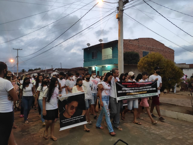 Manifestantes realizam caminhada pedindo paz em Serrolndia