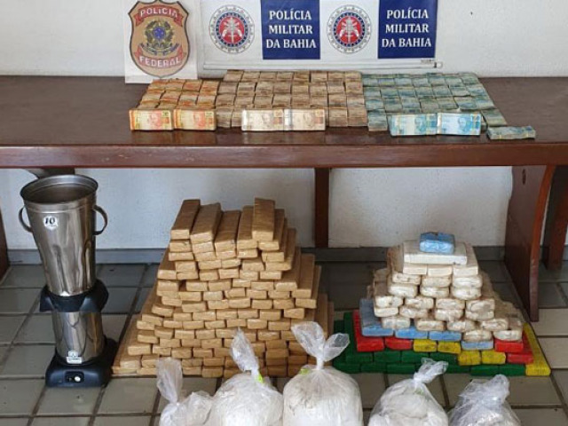 Polcia encontra R$ 740 mil, 140 kg de drogas e munies enterrados em loteamento na Bahia