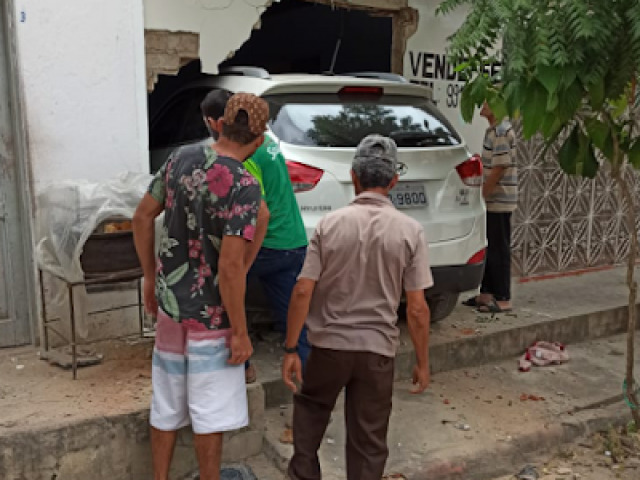 Capim Grosso: Carro invade casa aps condutora perder controle do veculo