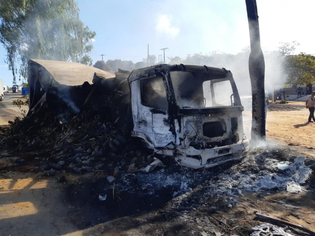 Caminho pega fogo aps bater em carreta na BR-116, na Bahia