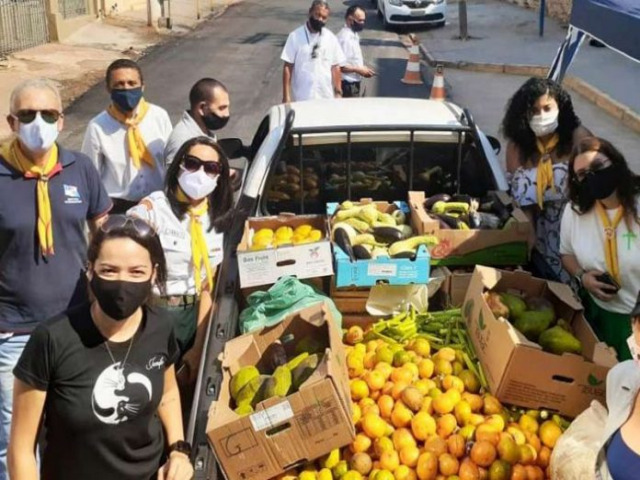 Grupo leva 400 kg de frutas e verduras pra alimentar animais do Pantanal