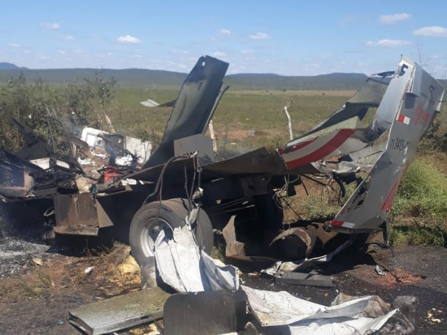 Carro-forte fica destrudo aps ser explodido por homens armados na BR-110, no norte da Bahia