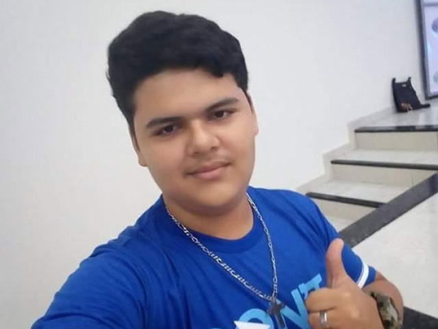 Adolescente de 15 anos morre aps sofrer choque eltrico por celular ligado  tomada