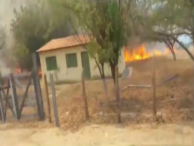 Barra: Moradores se desesperam aps incndio se aproximar de casas, veja vdeo