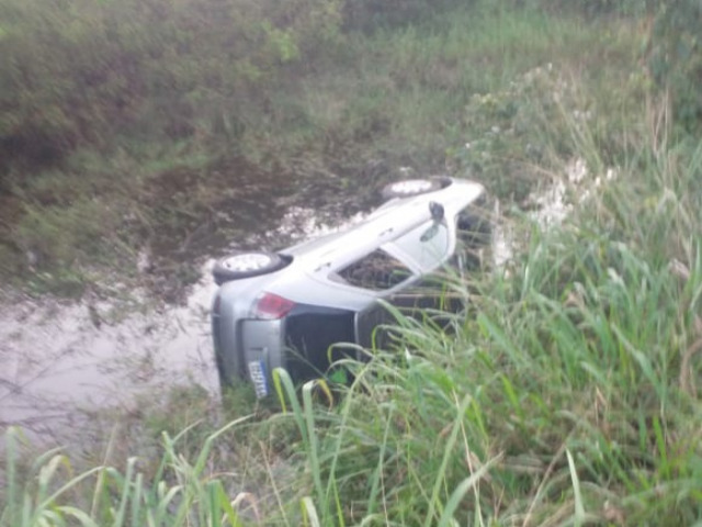 Carro cai em ribanceira prximo ao Balnerio Sombra e gua Fresca em Jacobina