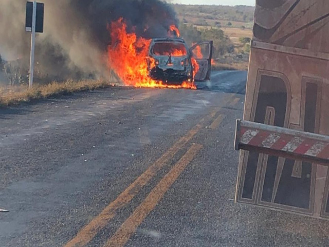 Vdeo: Carros pegam fogo aps acidente na cidade de Lapo