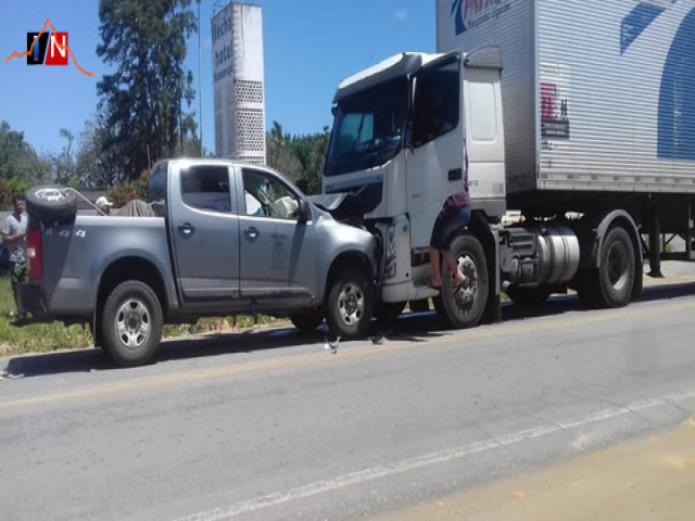 Itamaraju: Coliso entre caminhonete e carreta fere duas pessoas